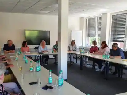 Volles Haus bei der Mitgliederversammlung, dar&uuml;ber freute sich auch Macher-Vorsitzende. Elisabeth Schl&ouml;mer (hinten, Mitte).