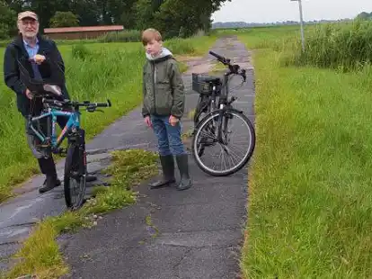 F&uuml;r Radfahrer sehr gef&auml;hrlich sind die Risse in der Betondecke des Klosterwegs, wissen Henning Wessels und sein Enkel Tjaard de Jong.