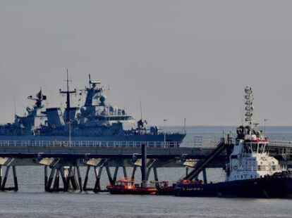 Das Bild zeigt die in Wilhelmshaven einlaufende &bdquo;Schleswig Holstein&ldquo;, wie sie am Mittwoch die L&ouml;schbr&uuml;cke der Nordwest-Oelleitung GmbH (NWO) passierte. Bis Sonntag liegt die Fregatte anl&auml;sslich des &bdquo;Wochenende an der Jade&ldquo; am Bontekai und l&auml;dt zum &bdquo;Open Ship&rdquo; ein.