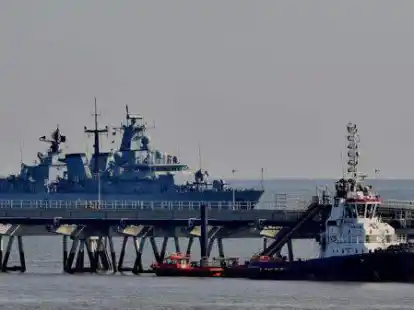 Das Bild zeigt die in Wilhelmshaven einlaufende &bdquo;Schleswig Holstein&ldquo;, wie sie am Mittwoch die L&ouml;schbr&uuml;cke der Nordwest-Oelleitung GmbH (NWO) passierte. Bis Sonntag liegt die Fregatte anl&auml;sslich des &bdquo;Wochenende an der Jade&ldquo; am Bontekai und l&auml;dt zum &bdquo;Open Ship&rdquo; ein.