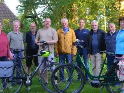 OG Wiefelstede-Treffen: Martina Stiewe (links), Holger Koch (2. v. l.), Eckart Tardeck (2. v. r.) und weitere Fahrrad-Freunde freuen sich &uuml;ber die Reaktivierung des Vereins.