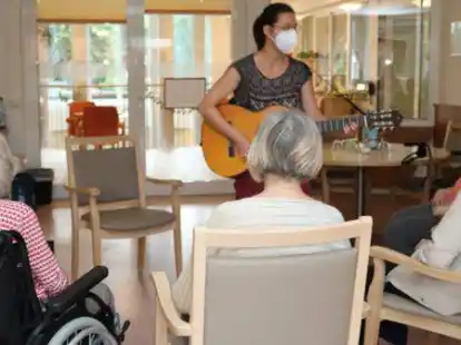 Musiktherapeutin Paula Bieker arbeitet mit dementen und depressiven Senioren des Awo-Wohnparks in Wardenburg im Rahmen des Projektes &bdquo;Middel&ldquo; der Universit&auml;t Oldenburg.