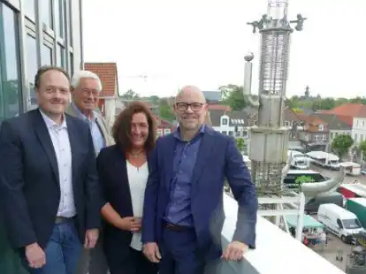 Die Organisatoren der Wissenschaftstage (von links) Dr. Martin Busker, Josef Antony und Claudia Groen sowie Oliver L&ouml;seke, Leiter der Sparkasse Aurich-Norden die wieder Hauptsponsor der Vortragsreihe ist.