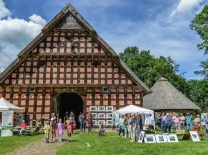 Die Cloppenburger Ortschaften pr&auml;sentierten sich mit Infost&auml;nden vor dem Quatmannshof.