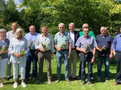 Baumschule Bruns freut sich &uuml;ber langj&auml;hrige Mitarbeit (von links): Junior-Gesch&auml;ftsf&uuml;hrer Jan-Gerd Bruns, Heike Fischer, Gerd Eiting, Anke Hellbusch, J&uuml;rgen Arntjen, G&uuml;nter Zarth, Gerold Behrens, Gesch&auml;ftsf&uuml;hrer Jan-Dieter Bruns, Enno Brunken, Ralf Hienen, Dieter Ahlers und Ihsan Erdem.