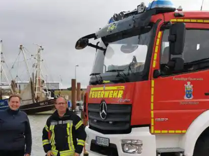Jaqueline Lubina mit Maschinist Thorsten Schlachter der sie am Bahnhof abholte und zum Norddeicher Hafen fuhr.
