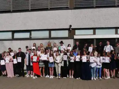 Insgesamt 76 Sch&uuml;lerinnen und Sch&uuml;ler der Oberschule Rodenkirchen bekamen am Donnerstagnachmittag ihre Abschlusszeugnisse.