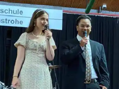 Sophia Peuker und Phuthipat Schmittner traten bei der Verabschiedung des Abschlussjahrgangs der OBS Obenstrohe auf.