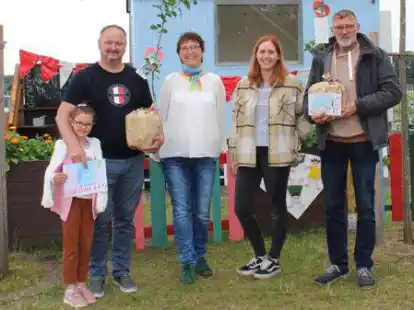 Einrichtungsleiterin Monika Nienaber (Mitte) bedankte sich bei den flei&szlig;igen Helfern.