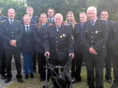 Geehrte und Bef&ouml;rderte freuten sich mit den Ofifiziellen &uuml;ber ihren neuen Status. Foto: Homola/Feuerwehr