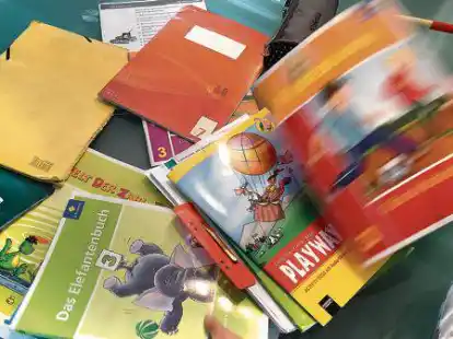Schnell kosten Schulb&uuml;cher in der Beschaffung gut 100 Euro pro Kind. Bed&uuml;rftige Familien haben ein Recht auf Erstattung der Kosten f&uuml;r die Schulb&uuml;cher &ndash; nur wissen sie von diesem Anspruch scheinbar oft nichts.