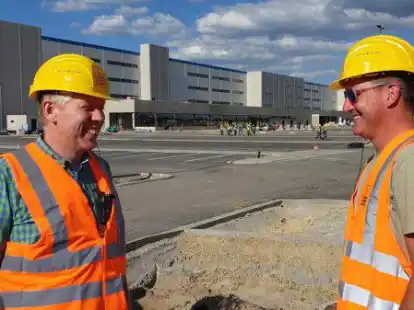 Zwei auf der Baustelle: Die Ratsherren Torsten Deye (links) und Sven Wilke vor dem Amazon-Geb&auml;ude in Ahlhorn. Die Gemeinde freut die neue Ansiedlung.