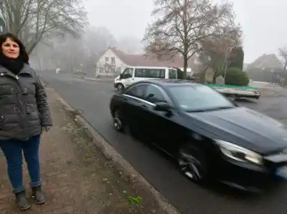 Schlechte Sicht, viel Verkehr und Raser: Anne K&ouml;hler setzt sich an der Grundschule D&uuml;rerstra&szlig;e f&uuml;r eine bessere Schulwegsicherheit ein. Warum die Verwaltung am Habbr&uuml;gger Weg, in der N&auml;he des Einm&uuml;ndungsbereiches der Stra&szlig;e &bdquo;Am Schie&szlig;stand&ldquo;, keine Bedarfsampel aufstellen will.