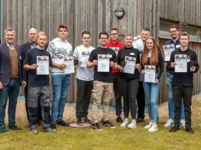 Die Auszubildenden Teams &bdquo;Digiscouts&ldquo;, die Projektbetreuer und der Landrat Christian Pundt (Zweiter von links).