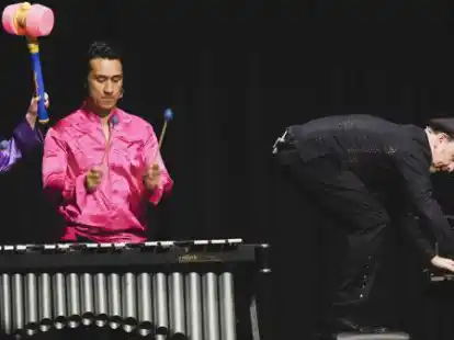 Boten in der Stadthalle Aurich eine Live-Show erster G&uuml;te: Igudesman & Joo feat. Yu Horiuchi & Lucy Landymore mit ihrer Show &bdquo;Mambo Jambo&ldquo;.