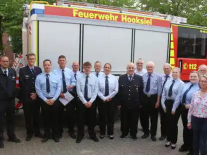 Freiwillige Feuerwehr Hooksiel: Die frisch Beförderten und die Geehrten der vergangenen zwei Jahre - Meinolf Cohn (8. von rechts) ist 65 Jahre dabei.
