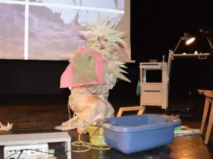 Sch&ouml;pfte aus ihren Steuerunterlagen und Kassenbelegen von Besuchern der 39. Neuenburger Kunstwoche den &bdquo;Zettel Zetel&ldquo;: Stephanie M&uuml;ller bei ihrer Abschlusspr&auml;sentation im Vereenshuus Neuenburg