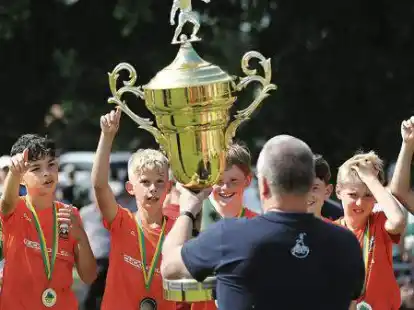 Ein großer Pokal für eine große Leistung: Die Spieler des SC Borea Dresden erhielten eine riesige Auszeichnung.