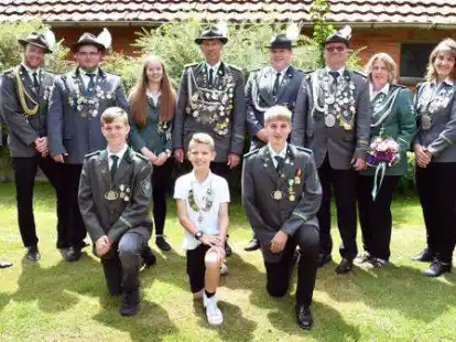 Das amtierende K&ouml;nigshaus in Munderloh: (von links) 1. Vorsitzender Jan Borchers, 1. Adjutant Nico Fiedler, Jugendk&ouml;nig Dominik Osterloh, 2. Adjutant Rieke Fiedler, K&ouml;nig Edo Fiedler, 2. Adjutant S&ouml;ren Lueken, der 1. Adjutant Ralf Br&ouml;ker fehlte krankheitsbedingt, K&ouml;nig der K&ouml;nige Uwe D&uuml;&szlig;mann, K&ouml;nigin der K&ouml;niginnen Karin Sch&uuml;tte, Bundesk&ouml;nigin D&ouml;rthe Schultz-Behrens, 2. Vorsitzender Janis Lange und davor v.l. Jannis Kanbach, 1. Adjutant, Kinderk&ouml;nig Marian Wefer und 2. Adjutant Fabien Tuschar.