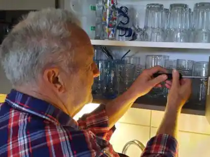 Er erledigt Kleinstauftr&auml;ge f&uuml;r Senioren: Werner Wielp&uuml;tz beim Nachstellen eines Scharniers von einem K&uuml;chenschrank.