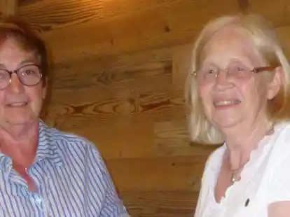 Auszeichnung f&uuml;r die Vorsitzende der &bdquo;Spaa&szlig;maker&ldquo; Gro&szlig;enkneten: Marlies Abel (links) erhielt von  Rita Kropp (Vorsitzende des Heimatbundes) die Spieker-Ehrennadel in Silber &uuml;berreicht.