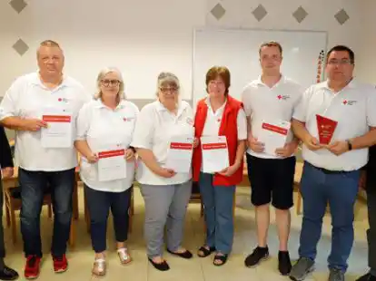 Langj&auml;hrige Mitglieder der DRK-Bereitschaft wurden geehrt (v.l.): Rainer Burmann, Heino de Vries, Frauke de Vries, Astrid Sch&ouml;nh&ouml;ft, Gunda Hoffmann, Pascal Thoben, Matthias Krause, Christian Deyen. Krause wurde zudem Helfer des Jahres.