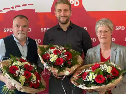 F&uuml;hren k&uuml;nftig die Landkreis-SPD (von links): Stephan Bosak (Vorsitzender, Ganderkesee), Thore G&uuml;ldner (stellvertretender Vorsitzender, D&ouml;tlingen) und Hannelore Hunter-Ro&szlig;mann (stellvertretende Vorsitzende, Wildeshausen).