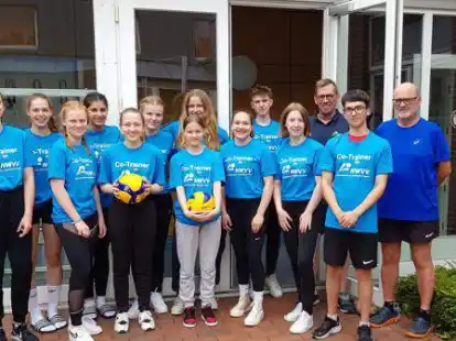 Die Referenten des Co-Trainer-Lehrgangs in Lastrup, Holger Zimmermann (Dritter von rechts) und Martin Wohler (rechts), zeigten sich vom Engagement der jugendlichen Teilnehmer begeistert.