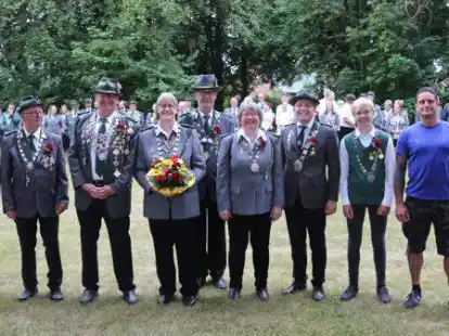 Das neue K&ouml;nigshaus des Sch&uuml;tzenvereins Ganderkesee: (von links) Vogel- und Vizek&ouml;nig Heiko Behnken, Seniorenk&ouml;nig Kurt Oetken, K&ouml;nig J&ouml;rg Neuse, K&ouml;nigin Claudia J&uuml;chter, Altersk&ouml;nig Rainer Lue&szlig;mann, Altersk&ouml;nigin Inge Noster, Juniorenk&ouml;nig Marlo Bloch, Jugendk&ouml;nig Tade Lindemann, Volksk&ouml;nig Danny Gierden und Jugend-Volksk&ouml;nig Fynn Klotz.