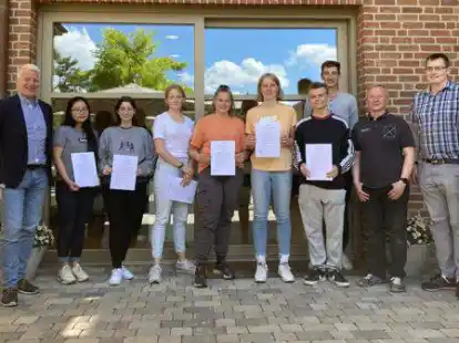 Die Teilnehmenden und Verantwortlichen der Java-AG: (von links) Nina Wei&szlig;flog, Ralf R&ouml;hl, Phuong Anh Hoang, Madita Hegeler, Merle Peltzer, Annemike Elvers, Melissa Meyer, David K&ouml;nigs, Jannis Pflege, Olaf Roeder, Peter Gewald und Andreas Langen.