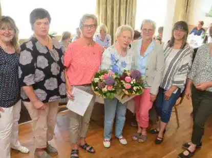 Zwei der f&uuml;nf 50-j&auml;hrigen Mitgliedschaften konnten bei den Stedinger Landfrauen gefeiert werden (von links): Gunda Rose, Doris D&ouml;hle, die Jubilarinnen Ursel Kuck und Renate Meents, Annelie Hilger, Dunja Pfeiffer und Annegret Blankemeyer