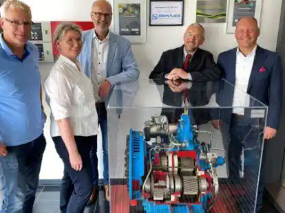 Marikom in Elsfleth: &Uuml;ber die Spende eines Schiffsgetriebes freuten sich (von links) Rainer Schmele, Silvia Baumgartner, Lars Otten, Ulrich Baumgartner und Klaus Deleroi.