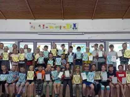 Die Sch&uuml;lerinnen und Sch&uuml;ler der Grundschule Ramsloh zeigen stolz ihre Urkunden.