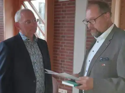 Als neuer Ratsherr f&uuml;r die AfD wurde Joachim Schoone aus Scharrel (links) von B&uuml;rgermeister Thomas Otto (parteilos) verpflichtet.
