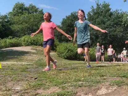Freuen sich schon auf die Abk&uuml;hlung nach dem Sponsorenlauf: Die Grundsch&uuml;ler liefen bei sommerlichen H&ouml;chsttemperaturen.
