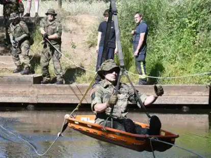 An der Dehlandbr&uuml;cke in Huntlosen musste auf einer Trage am Seil die Hunte &uuml;berquert werden.