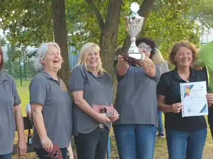 Charly Tanten haben die Meisterschaft der Damen gewonnen (von links:) Ilka Gerdes, Beate Meyer, Petra B&uuml;sing, Anja Recknagel, Eske Spiekermann, Uwe Seyberth (1. Vorsitzender Freundeskreis Zwiesel).
