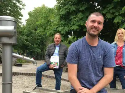 Simon Ibelings (vorne) macht gerade seine Ausbildung als Sozialassistent, weil er den Beruf toll findet und ihm die Arbeit mit Kindern Spa&szlig; macht. Erzieher will er im Anschluss trotzdem nicht werden, das bedauern G&uuml;nter Zingel, Gesch&auml;ftsf&uuml;hrer von Ekito in Oldenburg, und Sabine Sanders, Leiterin des Matth&auml;us-Kindergartens.