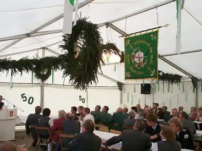 Sch&uuml;tzenfest zum 50-j&auml;hrigen Bestehen des Sch&uuml;tzenvereins S&uuml;d-Wolda im Festzelt in dem Dorf am Gro&szlig;en Meer im Jahr 2000.