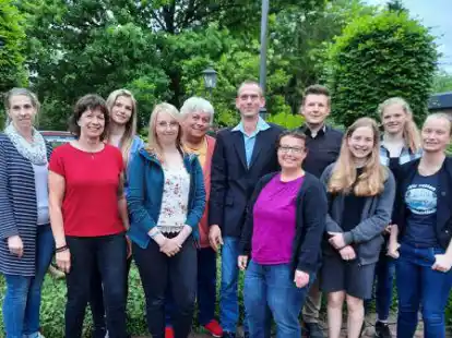 Vorstand und  Teilnehmer der DLRG-Jahreshauptversammlung (v. l.):  Anja Buttgereit, Ines H&uuml;hnlein, Jasmin Strangmann, Jana W&uuml;rdemann, Clemens Draschba, Claas Horstmann-Werup, Tanja Bruns, Eike Fiedler, Milena Emken, Alina Strangmann, Dana Horstmann-Werpup.