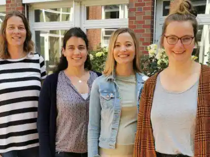 Haben die Ausstellung organisiert (v.l.): Kreisjugendpflegerin Alexandra Pille, Eva Grave (Skf), Julia Schmidt (Skf) und Katharina Deeken (Edith Stein Stiftung). Rebecca K&uuml;ndiger vom Netzwerk Fr&uuml;he Hilfen fehlt auf dem Bild.