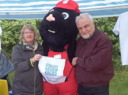 Hans-Gerd Ukena gemeinsam mit Gromi, dem Maskottchen des FT Gro&szlig; Midlum, und Elke Adelmund bei der Aktion &bdquo;Bewegung gegen Krebs&ldquo; f&uuml;r die Deutsche Krebshilfe.