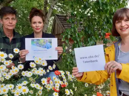 Hoffen auf die Auszeichnung &bdquo;Blauer Kompass&ldquo; des Bundesumweltamtes und ermuntern noch einmal alle Freunde des Emder &Ouml;kowerks, bis zum 8. Juni t&auml;glich im Internet f&uuml;r das Projekt &bdquo;Falterfreu(n)de&ldquo; abzustimmen: G&auml;rtnerin Heidi Schwarze, Marion Ammermann von der Verwaltung und Gesch&auml;ftsf&uuml;hrerin Dr. Katharina Mohr.