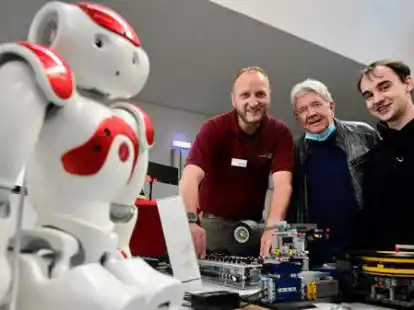 Marco Wilmes (von links) mit Michael Brammann und Joshua Wallhoff am Drumcomputer.