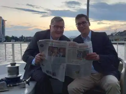 Ein Blick in die Emder Zeitung nach der Preisverleihung: Dr. Jens Gro&szlig;e hat im Namen des DJV Emdens Sportredakteur Lars M&ouml;ller f&uuml;r den zweiten Platz in der Kategorie Wort mit dem Veltins-Lokalsportpreis ausgezeichnet.