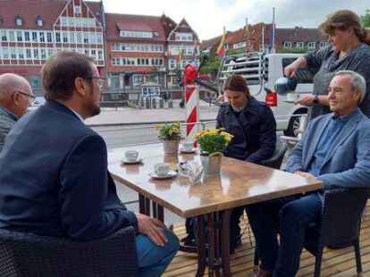 Schon einmal den ersten Kaffee auf der neuen Terrasse getrunken: OB Kruithoff (vorne links), FDP-Fraktionschef Erich Bolinius (dahinter), ihm gegen&uuml;ber sitzt Stadtbaur&auml;tin Irina Krantz und daneben SPD-Ratsherr Detlef Kruse. Den Kaffee schenkt Elke Ahlers aus.