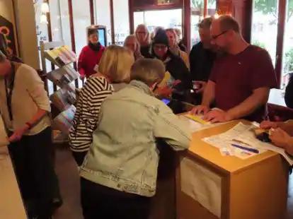 Schlange stehen f&uuml;rs Kinoticket &ndash; das geh&ouml;rt beim Emder Filmfest ebenso dazu, wie die bekannten Gesichter, die sich Jahr f&uuml;r Jahr &ndash; und dieses Mal auch wieder im und vorm Grand Caf&eacute; &ndash; einreihen.