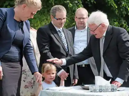 Der gro&szlig;e Moment f&uuml;r die kleine Anna Vo&szlig;: An der Hand von ihren Taufpaten Steffi Sander und Matthias G&uuml;rtler wird sie von Alt-Pastor Dietrich Gro&szlig;e Veldmann mit Wasser getauft und gesegnet. Vater Arne Gro&szlig;e (2.v.r) schaut stolz zu.