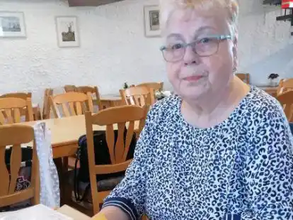 Sucht seit &uuml;ber 20 Jahren die Theaterst&uuml;cke f&uuml;r die Sp&ouml;&ouml;ldeel Larrelt aus und f&uuml;hrt ebenso lange auch die Regie: Gunda Henschke (70).