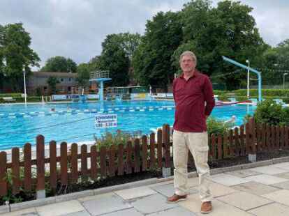 H&auml;lt im B&uuml;rgerbad nicht nur das Wasser konstant warm: Peter Kurzak.